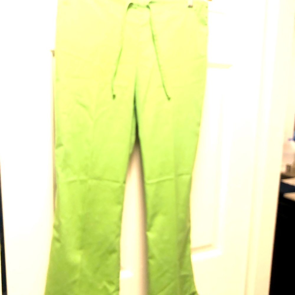 spread good cheer scrub Women’s Green With Multi pockets Cargo pants Size XXSP